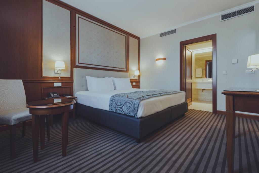 Postel nebo postele na pokoji v ubytování Holiday Inn Skopje by IHG