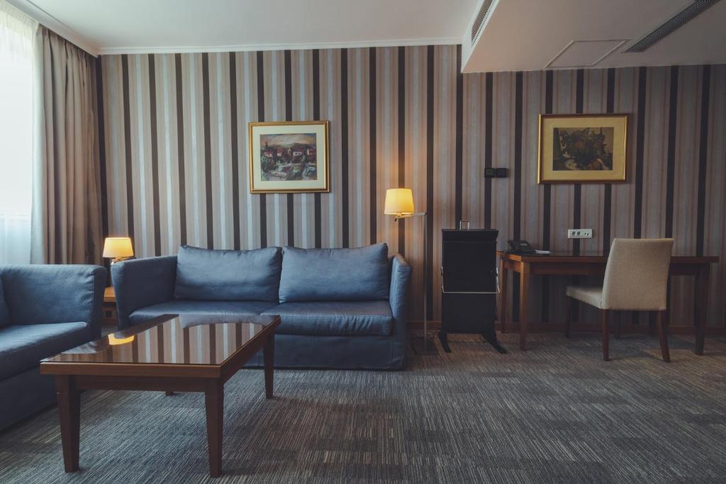 Posezení v ubytování Holiday Inn Skopje by IHG