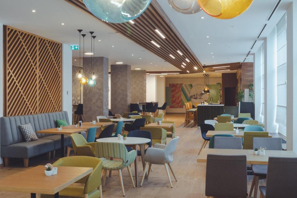 Posezení v ubytování Holiday Inn Skopje by IHG