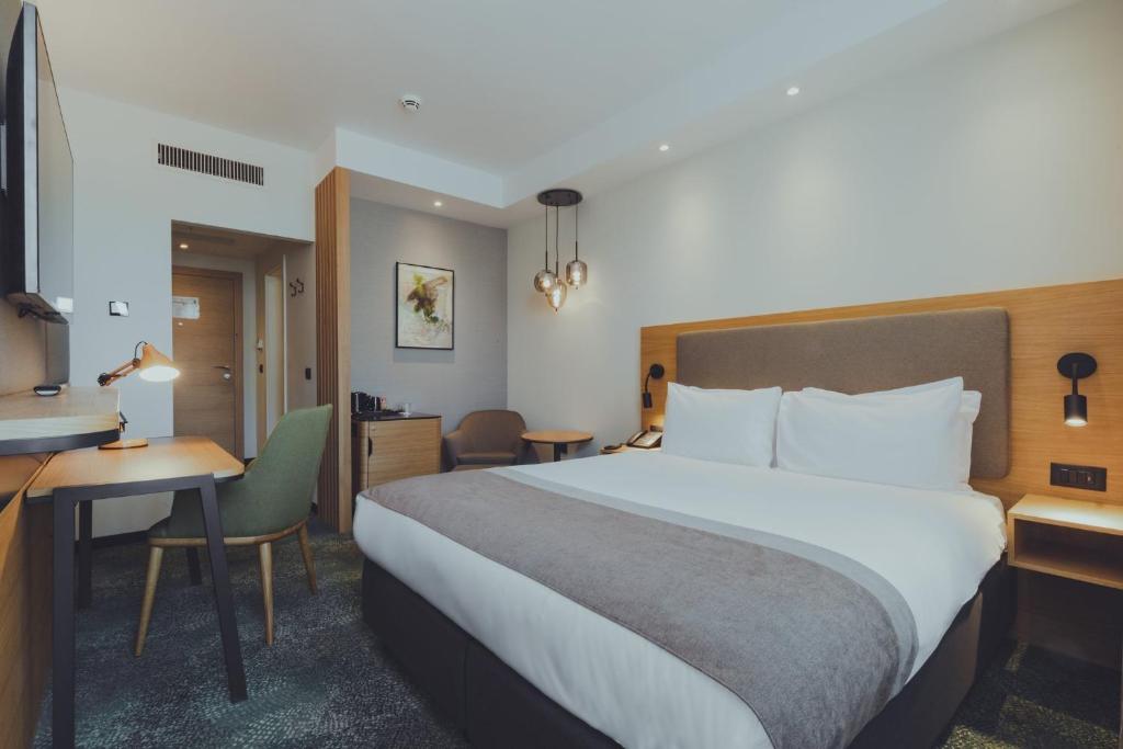 Postel nebo postele na pokoji v ubytování Holiday Inn Skopje by IHG