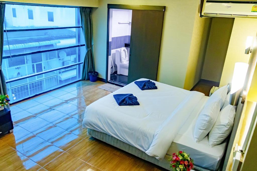 Visiting Card Hotel & Resort - Deluxe Double Room