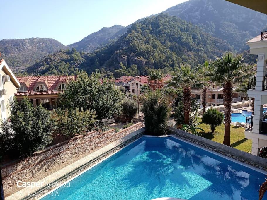 nezih bir sitede doğa deniz ve havuz manzaralı