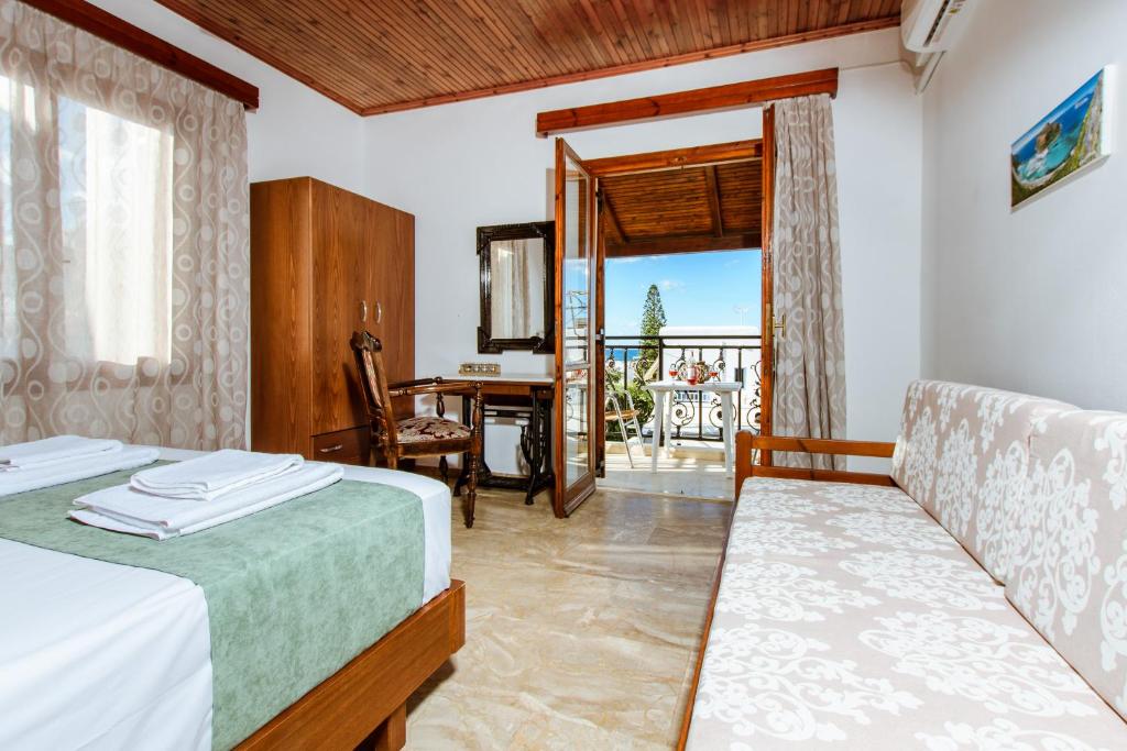 Posteľ alebo postele v izbe v ubytovaní Evelinas House Platanias