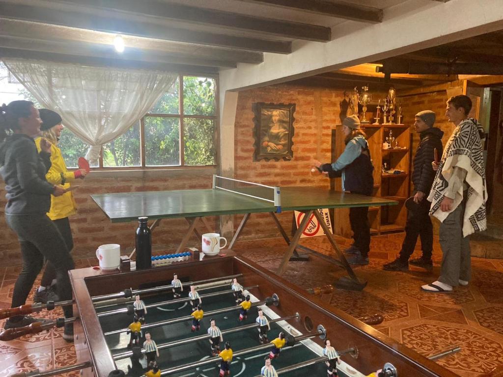 Stolní tenis v ubytování Hostal Cloud Forest nebo okolí