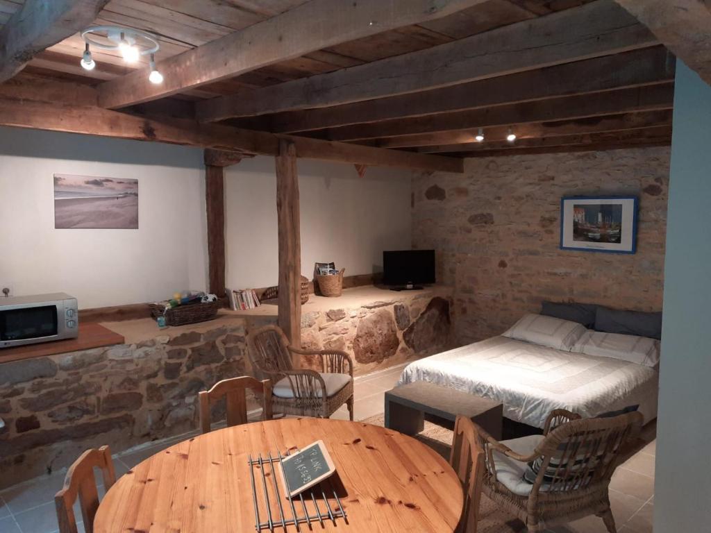 Televízia a/alebo spoločenská miestnosť v ubytovaní Gîte du Petit Olivier - 2 à 4 pers -1 chb