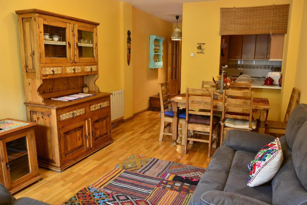 salon z kanapą i jadalnią w obiekcie Apartamento Batan w mieście Huesca