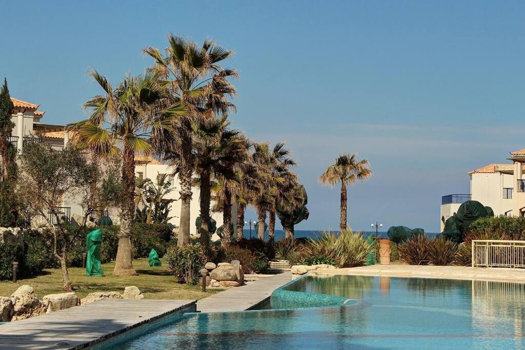 Bazén v ubytování Beachfront Home with large shared pool nebo v jeho okolí