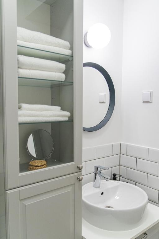 W łazience znajduje się umywalka, lustro i ręczniki. w obiekcie Flexible SelfCheckIns 36 - Zagreb - Garage - Loggia - New - Luxury w Zagrzebiu
