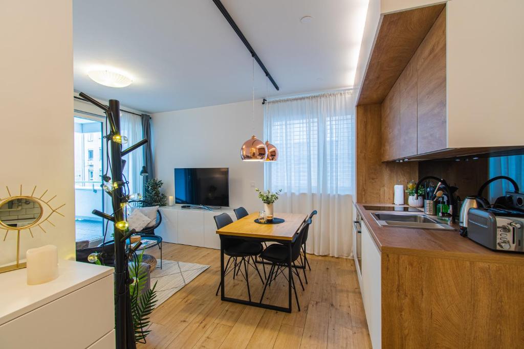 Kuchnia lub aneks kuchenny w obiekcie Flexible SelfCheckIns 36 - Zagreb - Garage - Loggia - New - Luxury