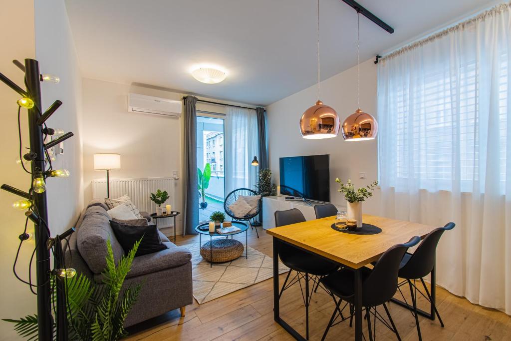 uma sala de estar com um sofá e uma mesa em Flexible SelfCheckIns 36 - Zagreb - Garage - Loggia - New - Luxury em Zagreb