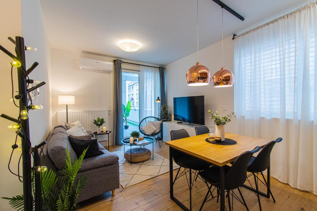 salon z kanapą i stołem w obiekcie Flexible SelfCheckIns 36 - Zagreb - Garage - Loggia - New - Luxury w Zagrzebiu