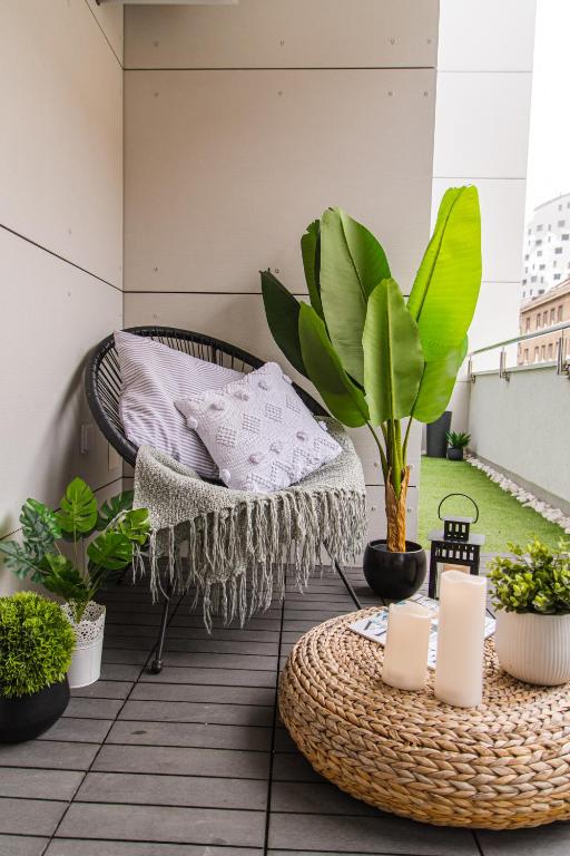 balkon ze stołem rattanowym i doniczkami w obiekcie Flexible SelfCheckIns 36 - Zagreb - Garage - Loggia - New - Luxury w Zagrzebiu