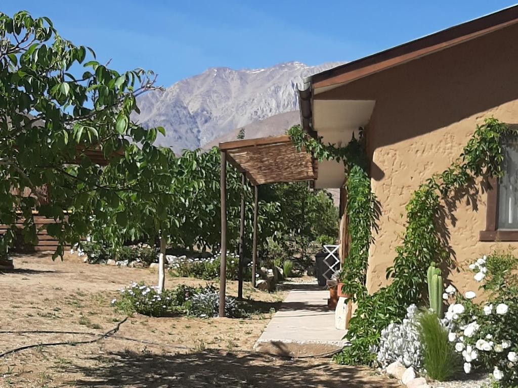 ein Haus mit einer Veranda mit einem Berg im Hintergrund in der Unterkunft Cabaña entre Nogales in Horcon
