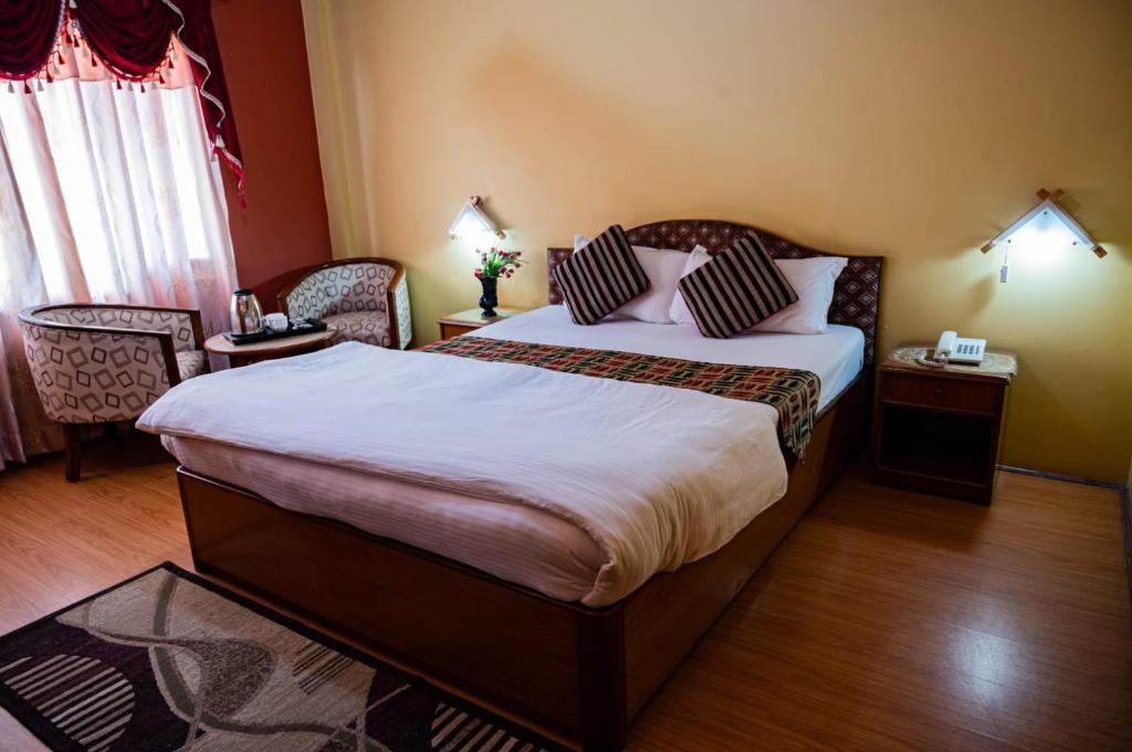 Postel nebo postele na pokoji v ubytování Kathmandu Prince Hotel