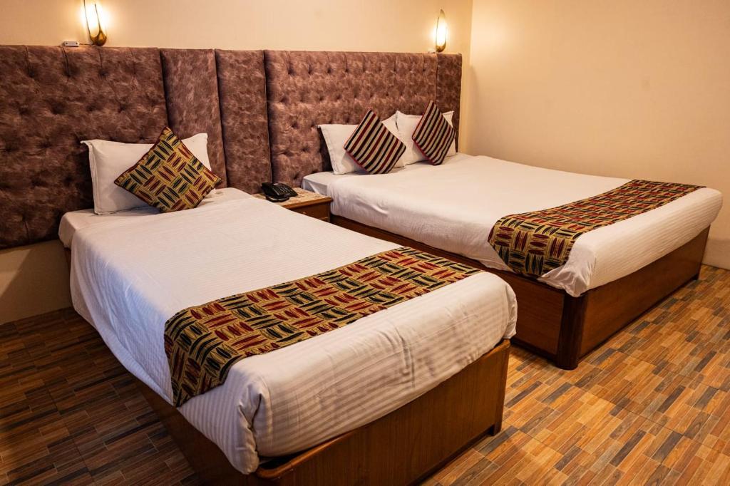 Postel nebo postele na pokoji v ubytování Kathmandu Prince Hotel