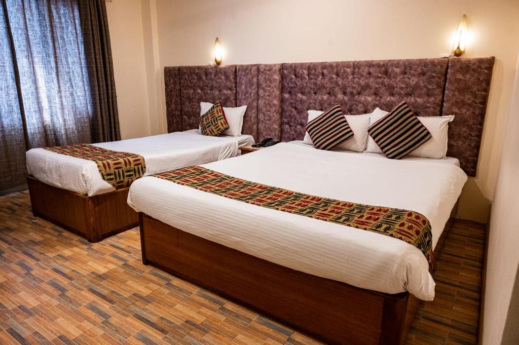 Postel nebo postele na pokoji v ubytování Kathmandu Prince Hotel
