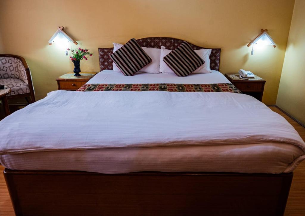 Postel nebo postele na pokoji v ubytování Kathmandu Prince Hotel