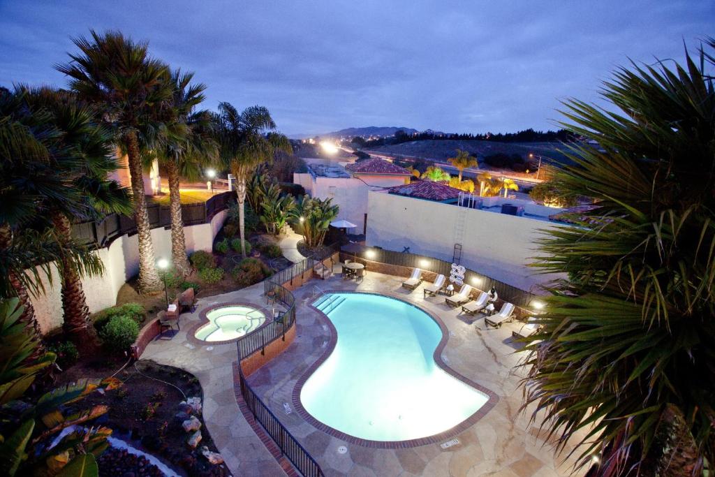 een uitzicht op een zwembad in de nacht bij Holiday Inn Express Grover Beach-Pismo Beach Area, an IHG Hotel in Grover Beach