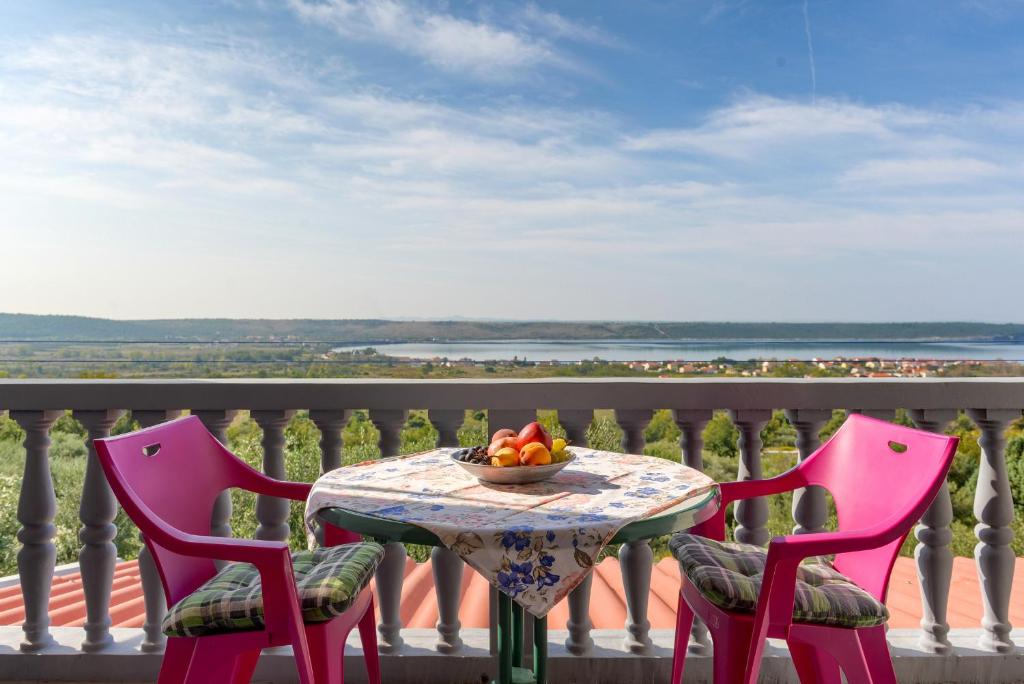 einen Tisch mit einer Obstschale auf dem Balkon in der Unterkunft Haus Manda - Wohnung 6 in Ražanac