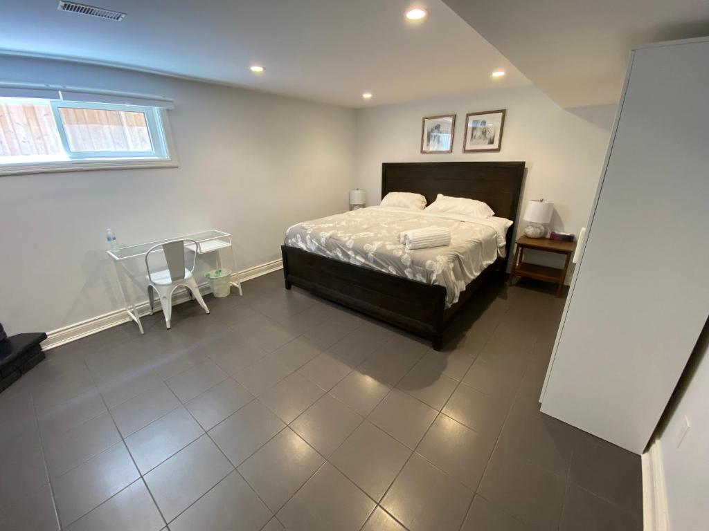 Postel nebo postele na pokoji v ubytování Yonge and Finch Subway !R Spacious & Stylish Prvt Bdr with Shared Bathroom