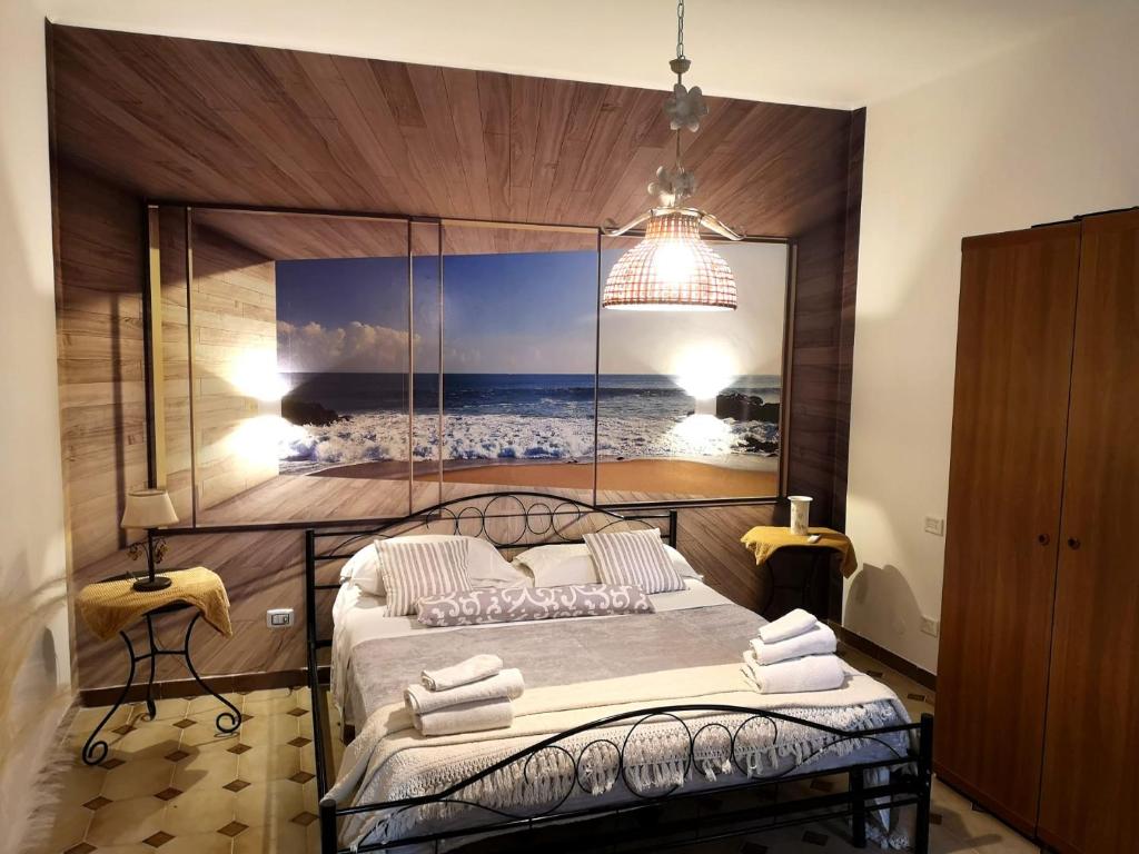 - une chambre avec un lit orné d'une peinture murale dans l'établissement the lighthouse accommodation, à Tarente