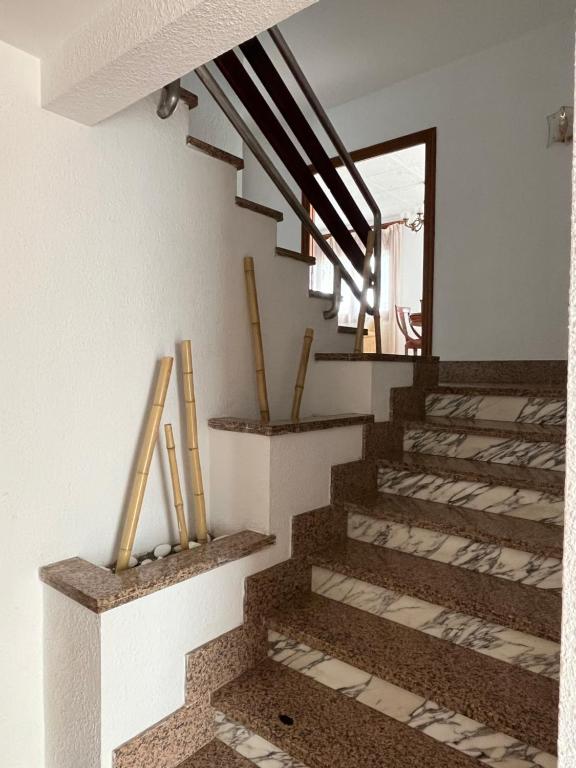 un escalier dans une maison avec des balustrades en bois dans l'établissement Casa la Pineda Salou, playa y Port Aventura, à Salou