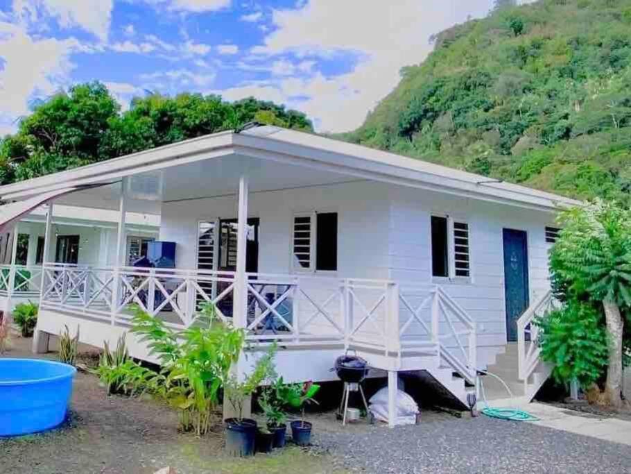 Nespecifikovaný výhled na hory nebo výhled na hory při pohledu z prázdninového domu