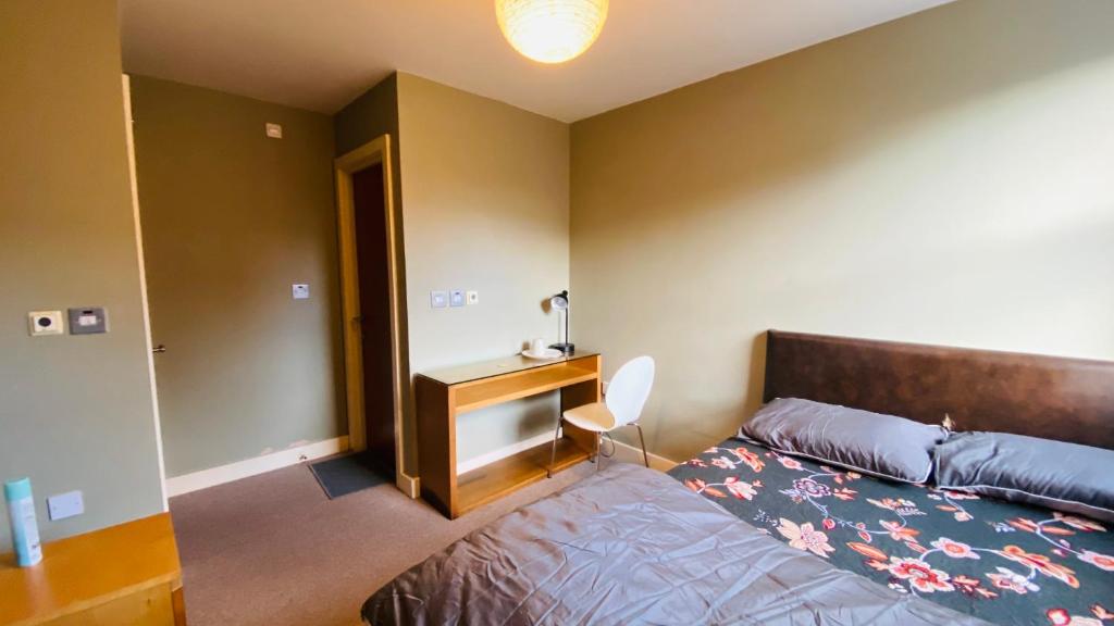 Big Private Room with Ensuite Bathroom in Town Center