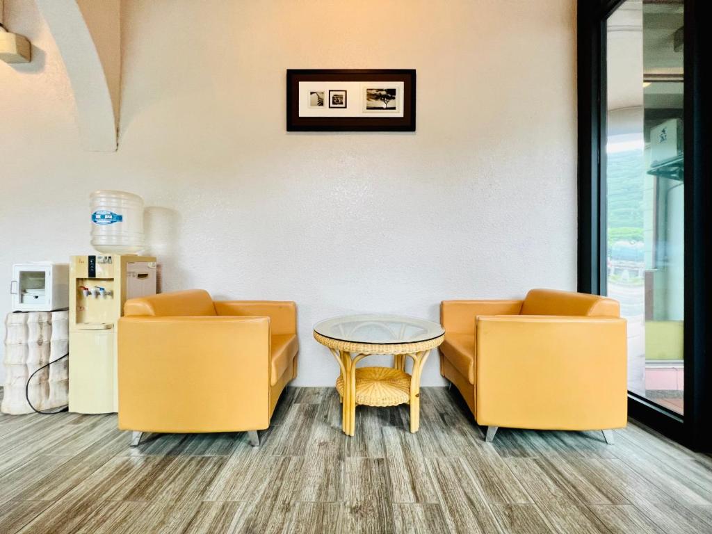 Posezení v ubytování Shinyes Motel