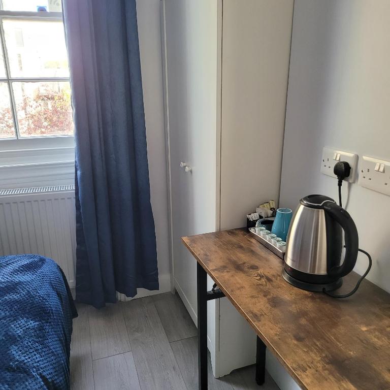 Příslušenství pro přípravu čaje a kávy v ubytování Argyle Square Hotel