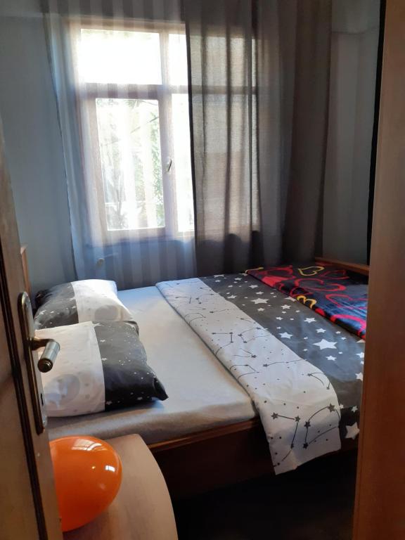 ein kleines Schlafzimmer mit 2 Einzelbetten und einem Fenster in der Unterkunft это квартира где сдаётся только одна комната с проживанием владельца квартиры на одной площади in Istanbul