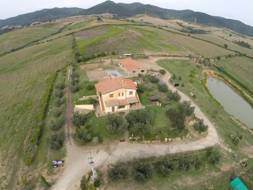 widok z góry na dom na wzgórzu w obiekcie Agriturismo La Svolta w mieście Manciano