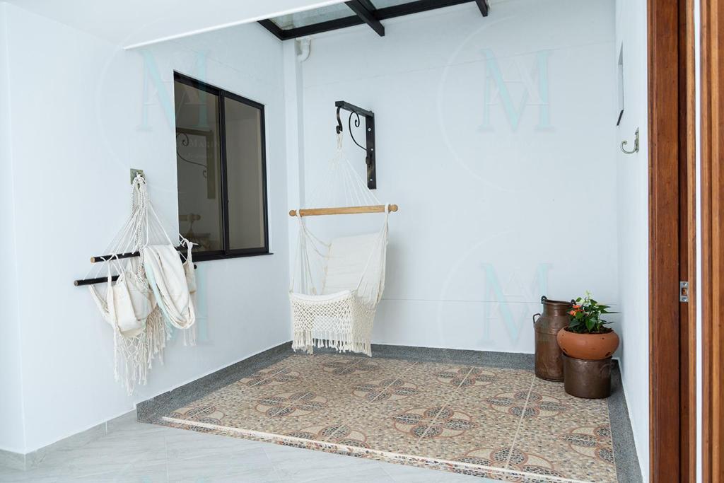 einen Flur mit einer Tür mit einem Spiegel und einem Teppich in der Unterkunft La Casa de Ana 2 in Jardin