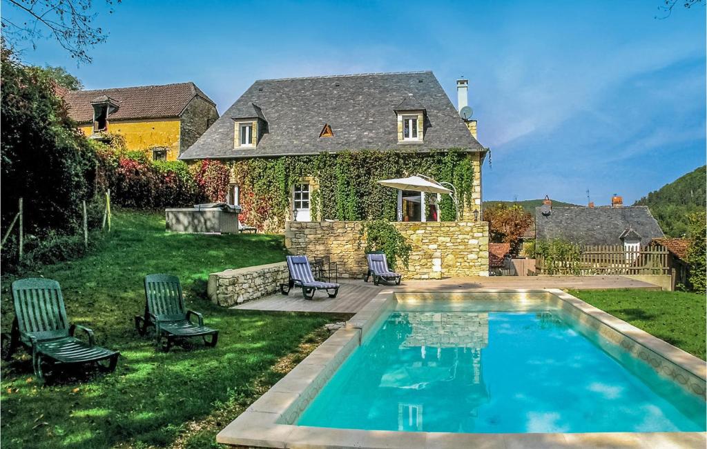 een huis met een zwembad in de tuin bij Stunning Home In Coly With Wifi in Coly