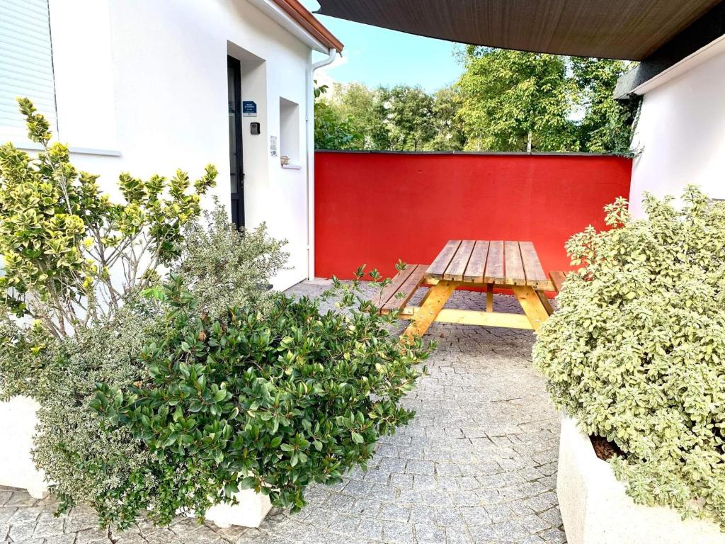 una mesa de picnic frente a una valla roja en Studio 4 étoiles Villa Mes Loisirs, en Argelès-Gazost