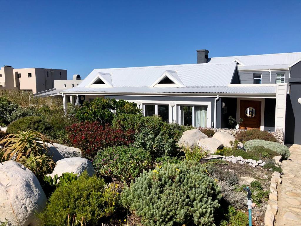 Κήπος έξω από το Kalliste Boutique Stays, Misty Shores Cottage