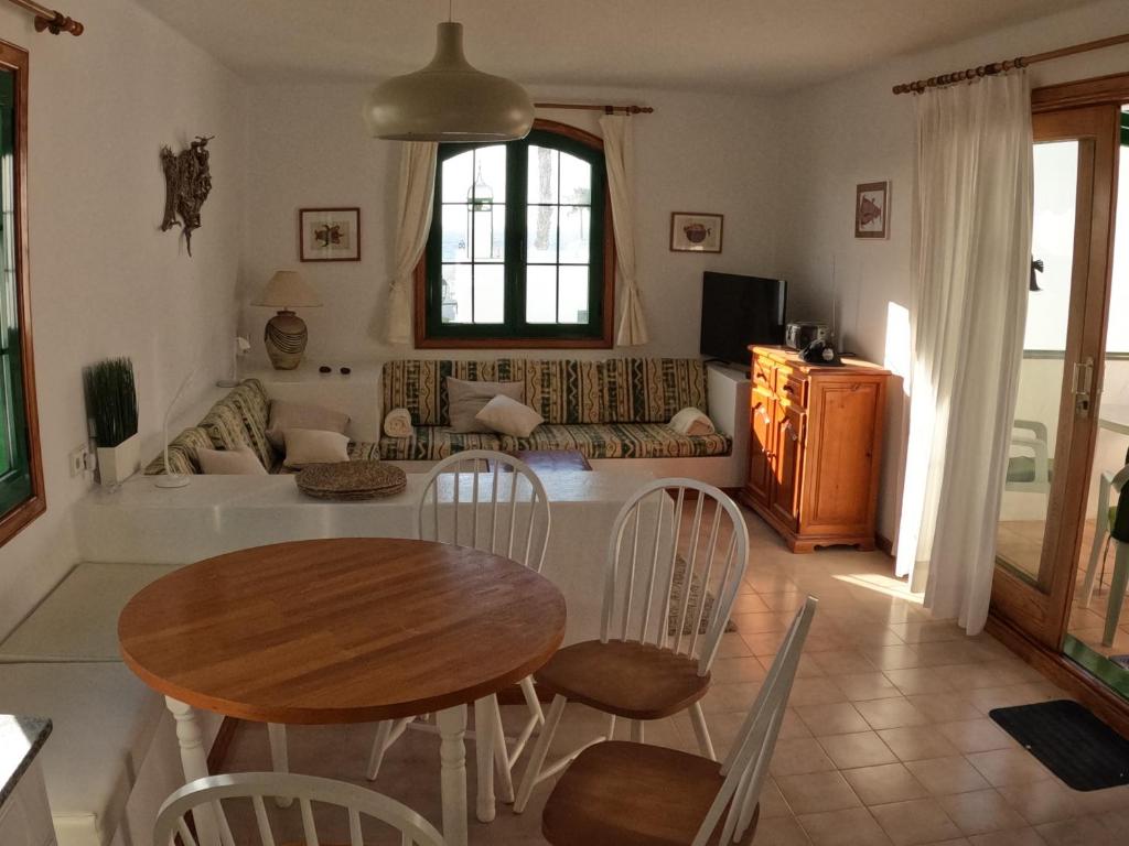 Telewizja i/lub zestaw kina domowego w obiekcie Cozy Waterman beach house