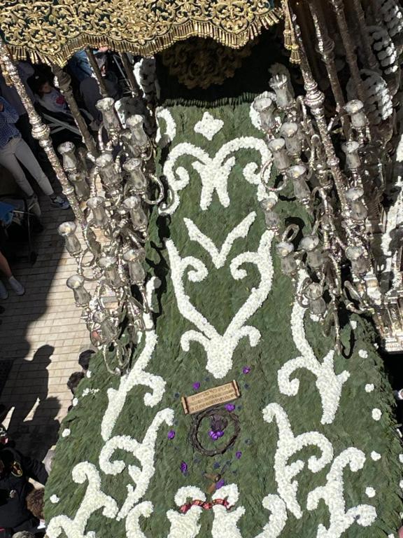 una mesa con una alfombra verde y blanca y un collar en Cool home Malaga city center, en Málaga