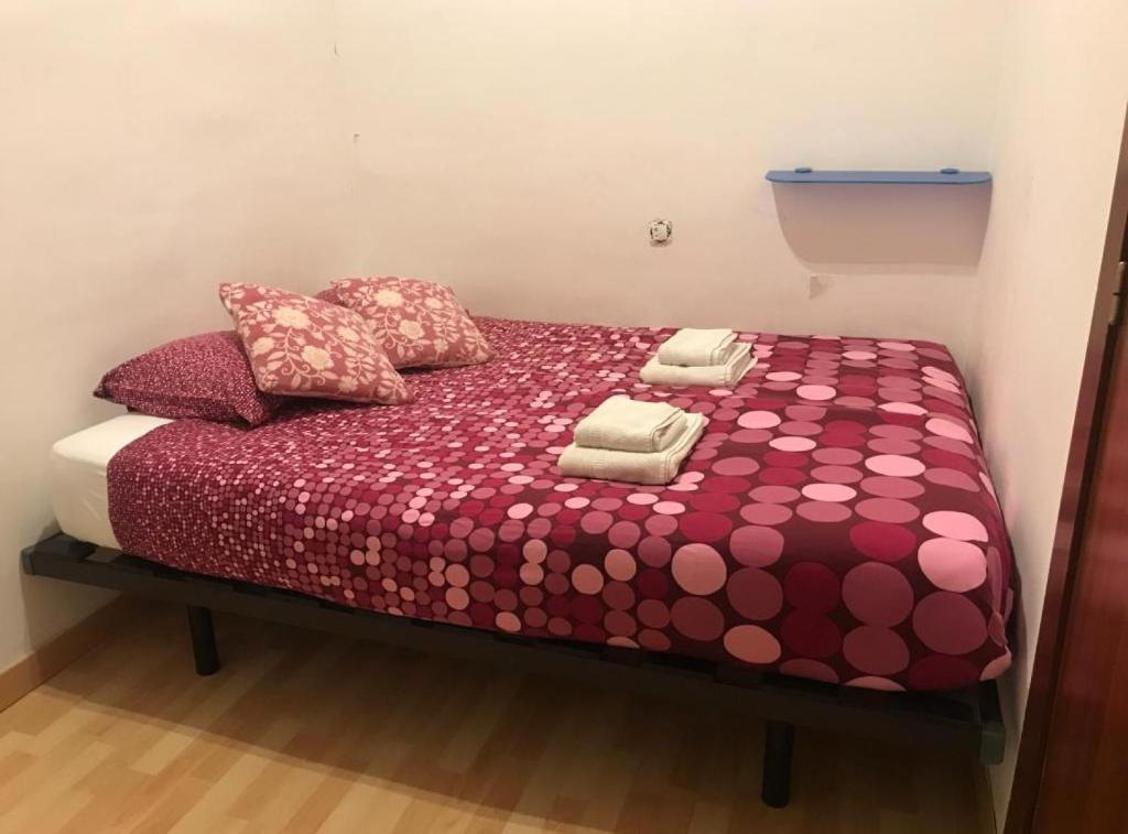 Posteľ alebo postele v izbe v ubytovaní Rustic 2 bedroom apartment Poble Sec