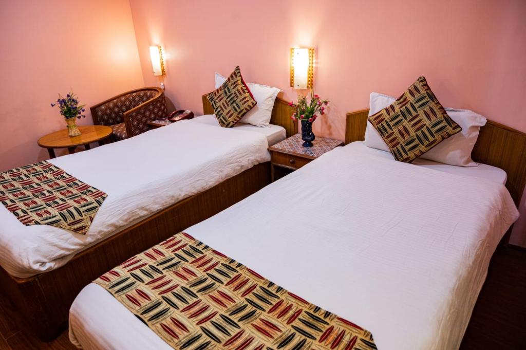 Postel nebo postele na pokoji v ubytování Kathmandu Prince Hotel