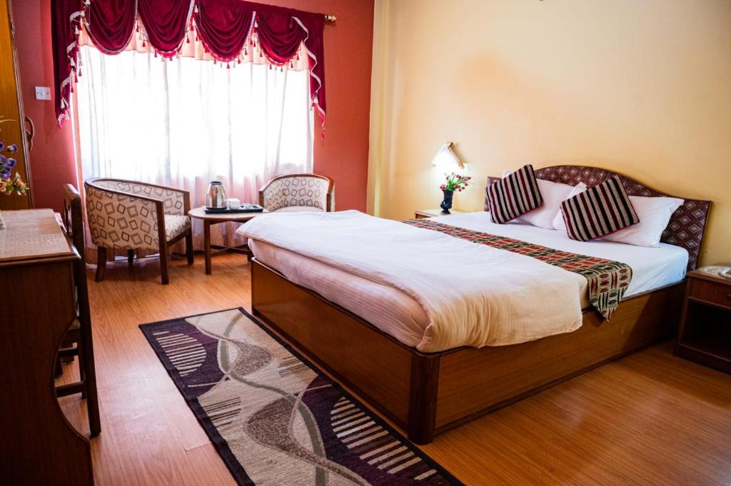 Postel nebo postele na pokoji v ubytování Kathmandu Prince Hotel