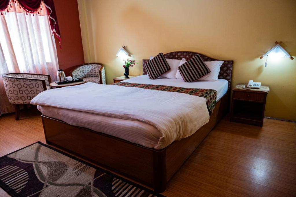 Postel nebo postele na pokoji v ubytování Kathmandu Prince Hotel