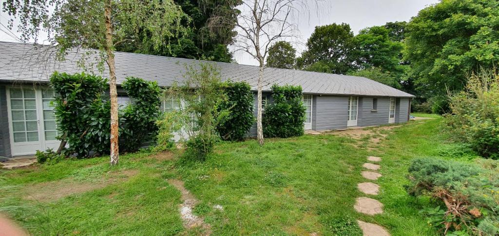 une maison avec une cour devant dans l'établissement Le Logis, à Coulonges-Ardennes