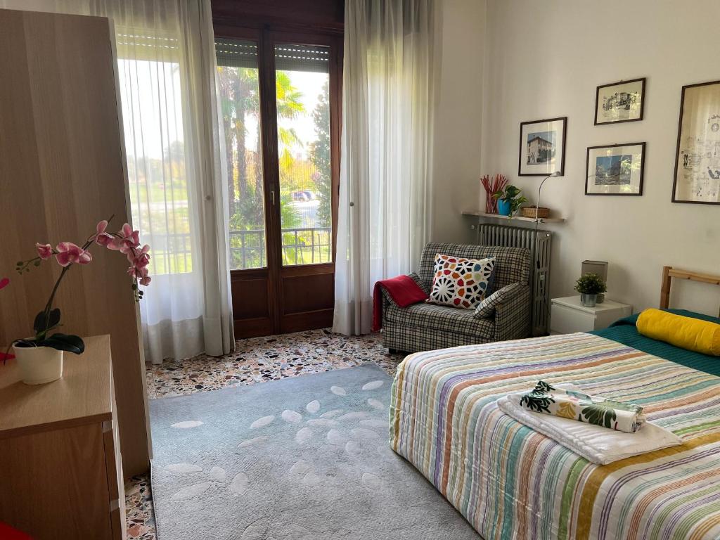 塞斯托卡倫德的住宿－Bnbook Garden View Villa，卧室配有床、椅子和窗户。