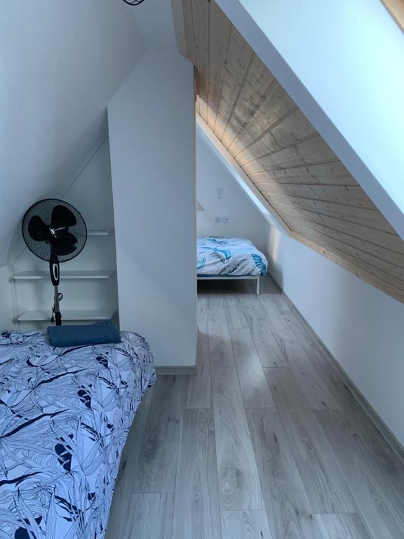 Posteľ alebo postele v izbe v ubytovaní Apartament DWA DĘBY