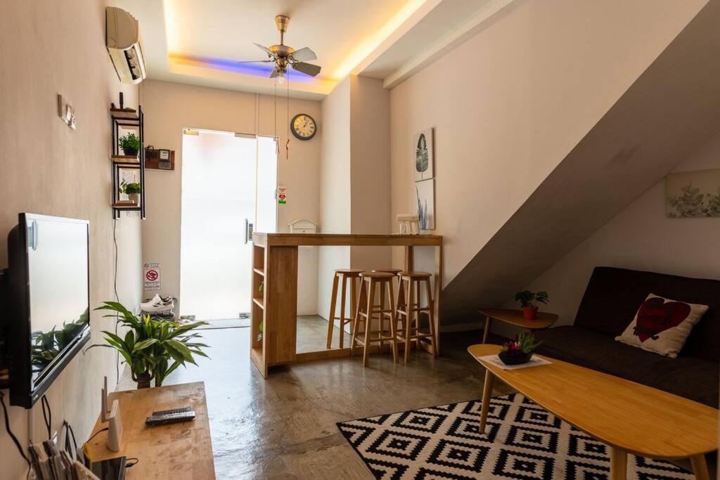 Μια τηλεόραση ή/και κέντρο ψυχαγωγίας στο New Granny Cozy House Georgetown 2-6pax