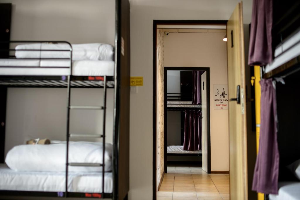 Posteľ alebo postele v izbe v ubytovaní ONRest Hostel Centrum Żytnia 8 FaktVat