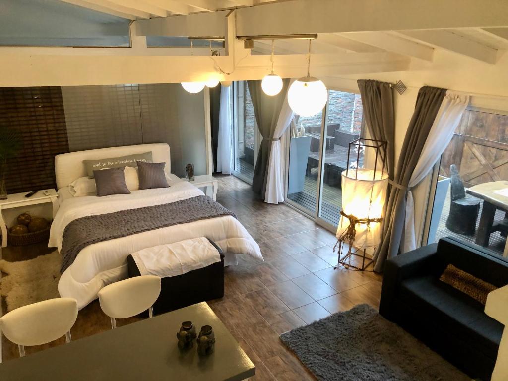 een slaapkamer met een groot bed en een balkon bij Cool clima in Olivos