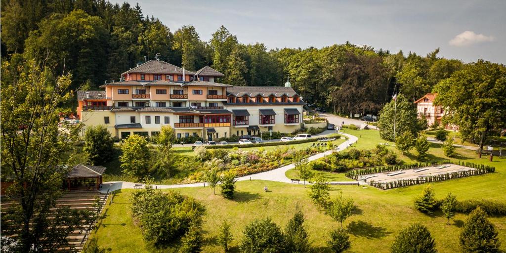 eine Luftansicht eines großen Hauses mit Garten in der Unterkunft Hotel Studanka in Rychnov nad Kněžnou