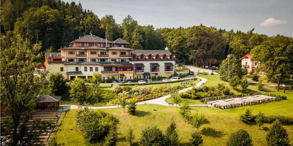 een luchtzicht op een groot huis met een tuin bij Hotel Studanka in Rychnov nad Kněžnou